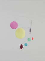 Flensted Hanging Art（フレンステッド・ハンギングアート）は、1954年にデンマークで誕生した北欧モビールの老舗ブランドです。創業者クリスチャン・フレンステッドと妻グレーテが自宅で最初のモビールを作ったことから始まり、現在も家族経営のもと、すべて手作業で丁寧に製作されています。風や空気の流れで繊細に揺れるモビールは、リビングや寝室、子供部屋、玄関、オフィスなど、さまざまな空間に静けさと調和をもたらします。北欧インテリアやモダンアートと調和するシンプルで洗練されたデザインは、出産祝いや引越し祝い、誕生日などのギフトにも最適。2024年にはブランド名を「Flensted mobiles」から「Flensted Hanging Art」へ刷新し、アート性とハンドメイドの温もりをそのままに、より現代的な世界観を発信しています。癒しの空間演出を求める方におすすめのインテリアアートです。