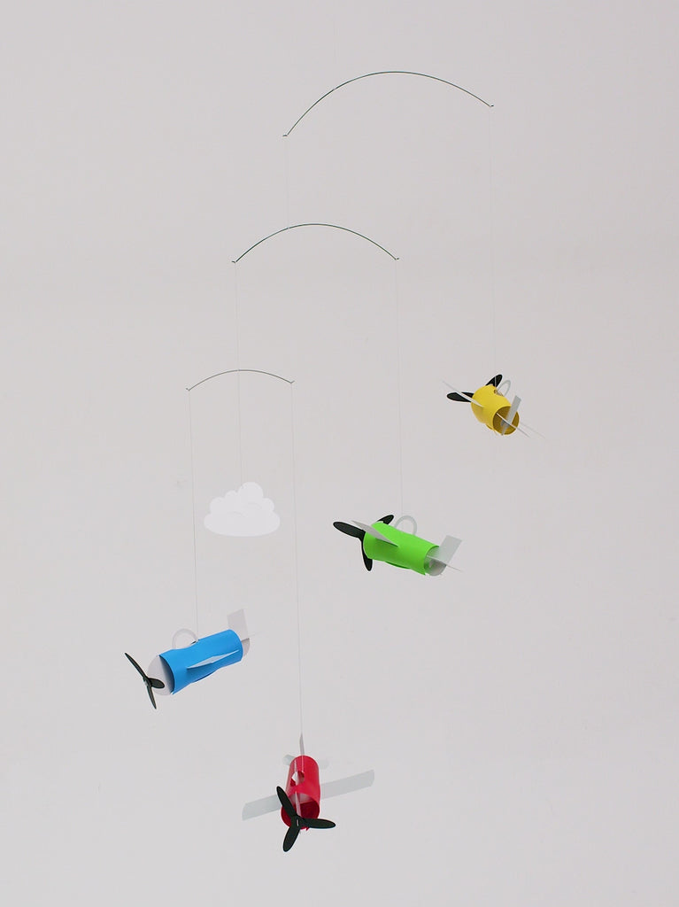 Flensted Hanging Art（フレンステッド・ハンギングアート）は、1954年にデンマークで誕生した北欧モビールの老舗ブランドです。創業者クリスチャン・フレンステッドと妻グレーテが自宅で最初のモビールを作ったことから始まり、現在も家族経営のもと、すべて手作業で丁寧に製作されています。風や空気の流れで繊細に揺れるモビールは、リビングや寝室、子供部屋、玄関、オフィスなど、さまざまな空間に静けさと調和をもたらします。北欧インテリアやモダンアートと調和するシンプルで洗練されたデザインは、出産祝いや引越し祝い、誕生日などのギフトにも最適。2024年にはブランド名を「Flensted mobiles」から「Flensted Hanging Art」へ刷新し、アート性とハンドメイドの温もりをそのままに、より現代的な世界観を発信しています。癒しの空間演出を求める方におすすめのインテリアアートです。