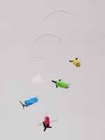 Flensted Hanging Art（フレンステッド・ハンギングアート）は、1954年にデンマークで誕生した北欧モビールの老舗ブランドです。創業者クリスチャン・フレンステッドと妻グレーテが自宅で最初のモビールを作ったことから始まり、現在も家族経営のもと、すべて手作業で丁寧に製作されています。風や空気の流れで繊細に揺れるモビールは、リビングや寝室、子供部屋、玄関、オフィスなど、さまざまな空間に静けさと調和をもたらします。北欧インテリアやモダンアートと調和するシンプルで洗練されたデザインは、出産祝いや引越し祝い、誕生日などのギフトにも最適。2024年にはブランド名を「Flensted mobiles」から「Flensted Hanging Art」へ刷新し、アート性とハンドメイドの温もりをそのままに、より現代的な世界観を発信しています。癒しの空間演出を求める方におすすめのインテリアアートです。