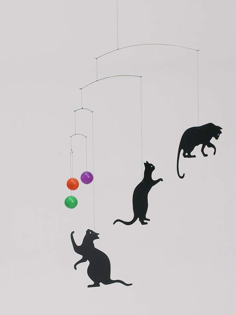 Flensted Hanging Art（フレンステッド・ハンギングアート）は、1954年にデンマークで誕生した北欧モビールの老舗ブランドです。創業者クリスチャン・フレンステッドと妻グレーテが自宅で最初のモビールを作ったことから始まり、現在も家族経営のもと、すべて手作業で丁寧に製作されています。風や空気の流れで繊細に揺れるモビールは、リビングや寝室、子供部屋、玄関、オフィスなど、さまざまな空間に静けさと調和をもたらします。北欧インテリアやモダンアートと調和するシンプルで洗練されたデザインは、出産祝いや引越し祝い、誕生日などのギフトにも最適。2024年にはブランド名を「Flensted mobiles」から「Flensted Hanging Art」へ刷新し、アート性とハンドメイドの温もりをそのままに、より現代的な世界観を発信しています。癒しの空間演出を求める方におすすめのインテリアアートです。