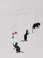 Flensted Hanging Art（フレンステッド・ハンギングアート）は、1954年にデンマークで誕生した北欧モビールの老舗ブランドです。創業者クリスチャン・フレンステッドと妻グレーテが自宅で最初のモビールを作ったことから始まり、現在も家族経営のもと、すべて手作業で丁寧に製作されています。風や空気の流れで繊細に揺れるモビールは、リビングや寝室、子供部屋、玄関、オフィスなど、さまざまな空間に静けさと調和をもたらします。北欧インテリアやモダンアートと調和するシンプルで洗練されたデザインは、出産祝いや引越し祝い、誕生日などのギフトにも最適。2024年にはブランド名を「Flensted mobiles」から「Flensted Hanging Art」へ刷新し、アート性とハンドメイドの温もりをそのままに、より現代的な世界観を発信しています。癒しの空間演出を求める方におすすめのインテリアアートです。