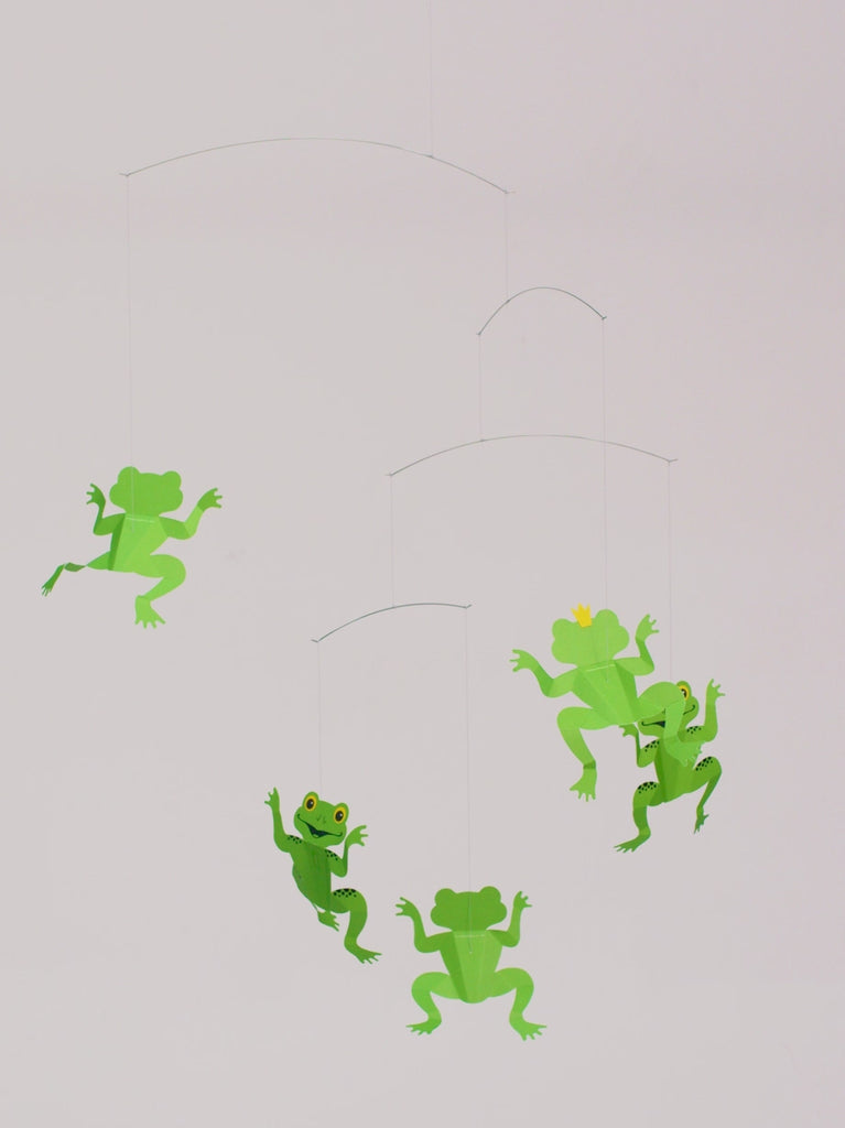 Flensted Hanging Art（フレンステッド・ハンギングアート）は、1954年にデンマークで誕生した北欧モビールの老舗ブランドです。創業者クリスチャン・フレンステッドと妻グレーテが自宅で最初のモビールを作ったことから始まり、現在も家族経営のもと、すべて手作業で丁寧に製作されています。風や空気の流れで繊細に揺れるモビールは、リビングや寝室、子供部屋、玄関、オフィスなど、さまざまな空間に静けさと調和をもたらします。北欧インテリアやモダンアートと調和するシンプルで洗練されたデザインは、出産祝いや引越し祝い、誕生日などのギフトにも最適。2024年にはブランド名を「Flensted mobiles」から「Flensted Hanging Art」へ刷新し、アート性とハンドメイドの温もりをそのままに、より現代的な世界観を発信しています。癒しの空間演出を求める方におすすめのインテリアアートです。
