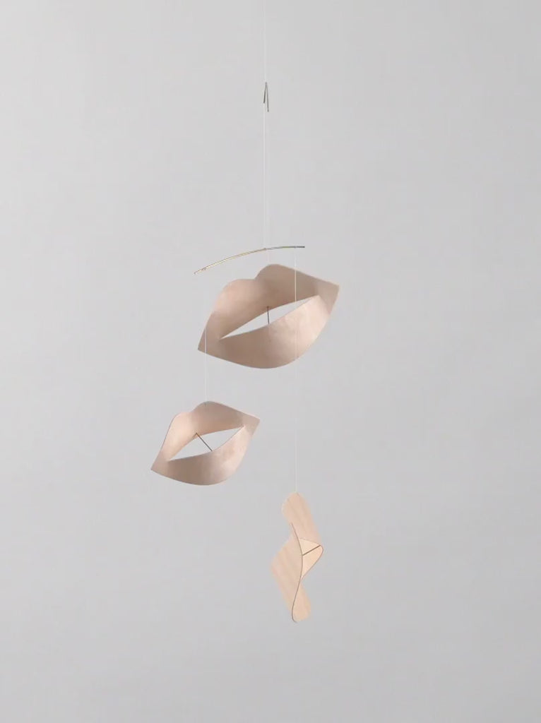 Flensted Hanging Art（フレンステッド・ハンギングアート）は、1954年にデンマークで誕生した北欧モビールの老舗ブランドです。創業者クリスチャン・フレンステッドと妻グレーテが自宅で最初のモビールを作ったことから始まり、現在も家族経営のもと、すべて手作業で丁寧に製作されています。風や空気の流れで繊細に揺れるモビールは、リビングや寝室、子供部屋、玄関、オフィスなど、さまざまな空間に静けさと調和をもたらします。北欧インテリアやモダンアートと調和するシンプルで洗練されたデザインは、出産祝いや引越し祝い、誕生日などのギフトにも最適。2024年にはブランド名を「Flensted mobiles」から「Flensted Hanging Art」へ刷新し、アート性とハンドメイドの温もりをそのままに、より現代的な世界観を発信しています。癒しの空間演出を求める方におすすめのインテリアアートです。