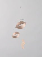 Flensted Hanging Art（フレンステッド・ハンギングアート）は、1954年にデンマークで誕生した北欧モビールの老舗ブランドです。創業者クリスチャン・フレンステッドと妻グレーテが自宅で最初のモビールを作ったことから始まり、現在も家族経営のもと、すべて手作業で丁寧に製作されています。風や空気の流れで繊細に揺れるモビールは、リビングや寝室、子供部屋、玄関、オフィスなど、さまざまな空間に静けさと調和をもたらします。北欧インテリアやモダンアートと調和するシンプルで洗練されたデザインは、出産祝いや引越し祝い、誕生日などのギフトにも最適。2024年にはブランド名を「Flensted mobiles」から「Flensted Hanging Art」へ刷新し、アート性とハンドメイドの温もりをそのままに、より現代的な世界観を発信しています。癒しの空間演出を求める方におすすめのインテリアアートです。