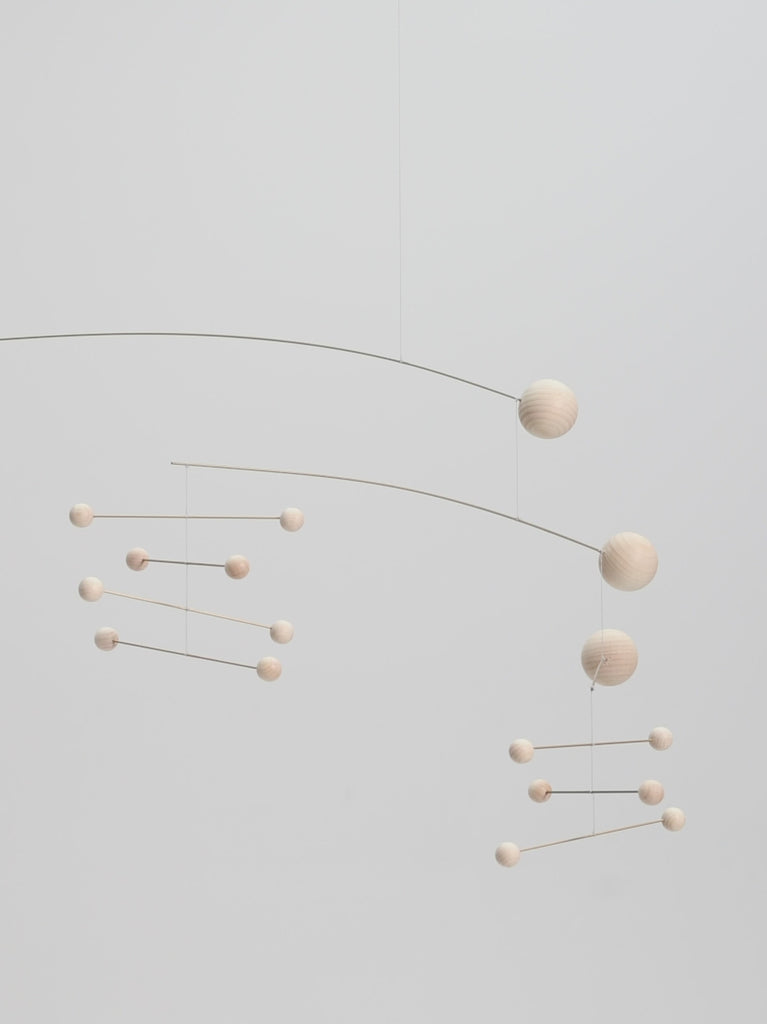Flensted Hanging Art（フレンステッド・ハンギングアート）は、1954年にデンマークで誕生した北欧モビールの老舗ブランドです。創業者クリスチャン・フレンステッドと妻グレーテが自宅で最初のモビールを作ったことから始まり、現在も家族経営のもと、すべて手作業で丁寧に製作されています。風や空気の流れで繊細に揺れるモビールは、リビングや寝室、子供部屋、玄関、オフィスなど、さまざまな空間に静けさと調和をもたらします。北欧インテリアやモダンアートと調和するシンプルで洗練されたデザインは、出産祝いや引越し祝い、誕生日などのギフトにも最適。2024年にはブランド名を「Flensted mobiles」から「Flensted Hanging Art」へ刷新し、アート性とハンドメイドの温もりをそのままに、より現代的な世界観を発信しています。癒しの空間演出を求める方におすすめのインテリアアートです。