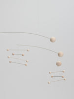 Flensted Hanging Art（フレンステッド・ハンギングアート）は、1954年にデンマークで誕生した北欧モビールの老舗ブランドです。創業者クリスチャン・フレンステッドと妻グレーテが自宅で最初のモビールを作ったことから始まり、現在も家族経営のもと、すべて手作業で丁寧に製作されています。風や空気の流れで繊細に揺れるモビールは、リビングや寝室、子供部屋、玄関、オフィスなど、さまざまな空間に静けさと調和をもたらします。北欧インテリアやモダンアートと調和するシンプルで洗練されたデザインは、出産祝いや引越し祝い、誕生日などのギフトにも最適。2024年にはブランド名を「Flensted mobiles」から「Flensted Hanging Art」へ刷新し、アート性とハンドメイドの温もりをそのままに、より現代的な世界観を発信しています。癒しの空間演出を求める方におすすめのインテリアアートです。