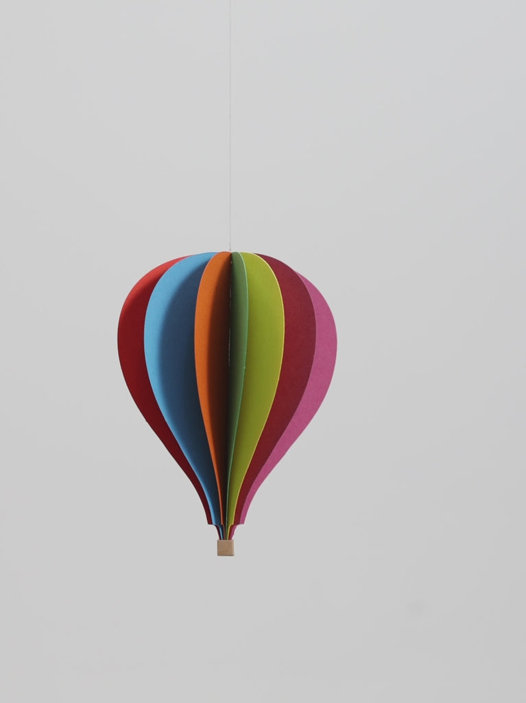 Flensted Hanging Art（フレンステッド・ハンギングアート）は、1954年にデンマークで誕生した北欧モビールの老舗ブランドです。創業者クリスチャン・フレンステッドと妻グレーテが自宅で最初のモビールを作ったことから始まり、現在も家族経営のもと、すべて手作業で丁寧に製作されています。風や空気の流れで繊細に揺れるモビールは、リビングや寝室、子供部屋、玄関、オフィスなど、さまざまな空間に静けさと調和をもたらします。北欧インテリアやモダンアートと調和するシンプルで洗練されたデザインは、出産祝いや引越し祝い、誕生日などのギフトにも最適。2024年にはブランド名を「Flensted mobiles」から「Flensted Hanging Art」へ刷新し、アート性とハンドメイドの温もりをそのままに、より現代的な世界観を発信しています。癒しの空間演出を求める方におすすめのインテリアアートです。