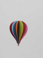 Flensted Hanging Art（フレンステッド・ハンギングアート）は、1954年にデンマークで誕生した北欧モビールの老舗ブランドです。創業者クリスチャン・フレンステッドと妻グレーテが自宅で最初のモビールを作ったことから始まり、現在も家族経営のもと、すべて手作業で丁寧に製作されています。風や空気の流れで繊細に揺れるモビールは、リビングや寝室、子供部屋、玄関、オフィスなど、さまざまな空間に静けさと調和をもたらします。北欧インテリアやモダンアートと調和するシンプルで洗練されたデザインは、出産祝いや引越し祝い、誕生日などのギフトにも最適。2024年にはブランド名を「Flensted mobiles」から「Flensted Hanging Art」へ刷新し、アート性とハンドメイドの温もりをそのままに、より現代的な世界観を発信しています。癒しの空間演出を求める方におすすめのインテリアアートです。