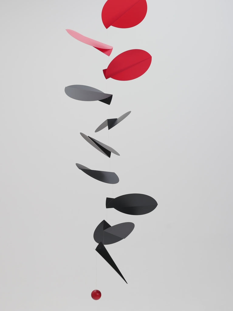 Flensted Hanging Art（フレンステッド・ハンギングアート）は、1954年にデンマークで誕生した北欧モビールの老舗ブランドです。創業者クリスチャン・フレンステッドと妻グレーテが自宅で最初のモビールを作ったことから始まり、現在も家族経営のもと、すべて手作業で丁寧に製作されています。風や空気の流れで繊細に揺れるモビールは、リビングや寝室、子供部屋、玄関、オフィスなど、さまざまな空間に静けさと調和をもたらします。北欧インテリアやモダンアートと調和するシンプルで洗練されたデザインは、出産祝いや引越し祝い、誕生日などのギフトにも最適。2024年にはブランド名を「Flensted mobiles」から「Flensted Hanging Art」へ刷新し、アート性とハンドメイドの温もりをそのままに、より現代的な世界観を発信しています。癒しの空間演出を求める方におすすめのインテリアアートです。