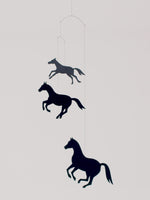 Flensted Hanging Art（フレンステッド・ハンギングアート）は、1954年にデンマークで誕生した北欧モビールの老舗ブランドです。創業者クリスチャン・フレンステッドと妻グレーテが自宅で最初のモビールを作ったことから始まり、現在も家族経営のもと、すべて手作業で丁寧に製作されています。風や空気の流れで繊細に揺れるモビールは、リビングや寝室、子供部屋、玄関、オフィスなど、さまざまな空間に静けさと調和をもたらします。北欧インテリアやモダンアートと調和するシンプルで洗練されたデザインは、出産祝いや引越し祝い、誕生日などのギフトにも最適。2024年にはブランド名を「Flensted mobiles」から「Flensted Hanging Art」へ刷新し、アート性とハンドメイドの温もりをそのままに、より現代的な世界観を発信しています。癒しの空間演出を求める方におすすめのインテリアアートです。