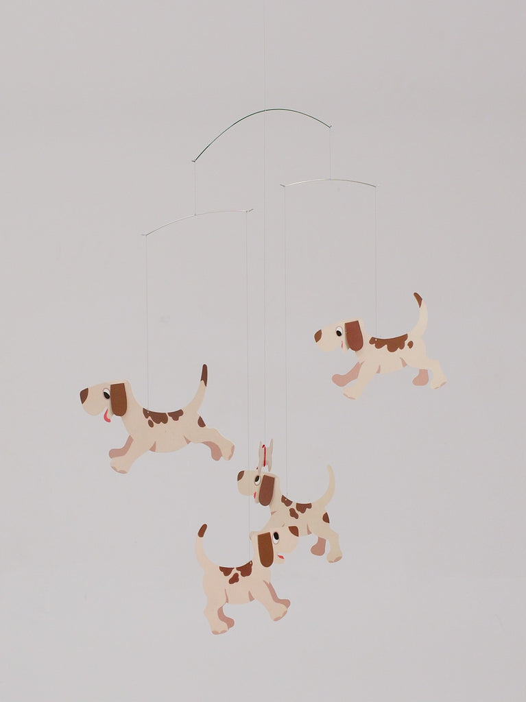 Flensted Hanging Art（フレンステッド・ハンギングアート）は、1954年にデンマークで誕生した北欧モビールの老舗ブランドです。創業者クリスチャン・フレンステッドと妻グレーテが自宅で最初のモビールを作ったことから始まり、現在も家族経営のもと、すべて手作業で丁寧に製作されています。風や空気の流れで繊細に揺れるモビールは、リビングや寝室、子供部屋、玄関、オフィスなど、さまざまな空間に静けさと調和をもたらします。北欧インテリアやモダンアートと調和するシンプルで洗練されたデザインは、出産祝いや引越し祝い、誕生日などのギフトにも最適。2024年にはブランド名を「Flensted mobiles」から「Flensted Hanging Art」へ刷新し、アート性とハンドメイドの温もりをそのままに、より現代的な世界観を発信しています。癒しの空間演出を求める方におすすめのインテリアアートです。