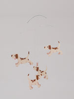 Flensted Hanging Art（フレンステッド・ハンギングアート）は、1954年にデンマークで誕生した北欧モビールの老舗ブランドです。創業者クリスチャン・フレンステッドと妻グレーテが自宅で最初のモビールを作ったことから始まり、現在も家族経営のもと、すべて手作業で丁寧に製作されています。風や空気の流れで繊細に揺れるモビールは、リビングや寝室、子供部屋、玄関、オフィスなど、さまざまな空間に静けさと調和をもたらします。北欧インテリアやモダンアートと調和するシンプルで洗練されたデザインは、出産祝いや引越し祝い、誕生日などのギフトにも最適。2024年にはブランド名を「Flensted mobiles」から「Flensted Hanging Art」へ刷新し、アート性とハンドメイドの温もりをそのままに、より現代的な世界観を発信しています。癒しの空間演出を求める方におすすめのインテリアアートです。