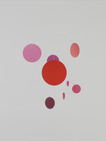 Flensted Hanging Art（フレンステッド・ハンギングアート）は、1954年にデンマークで誕生した北欧モビールの老舗ブランドです。創業者クリスチャン・フレンステッドと妻グレーテが自宅で最初のモビールを作ったことから始まり、現在も家族経営のもと、すべて手作業で丁寧に製作されています。風や空気の流れで繊細に揺れるモビールは、リビングや寝室、子供部屋、玄関、オフィスなど、さまざまな空間に静けさと調和をもたらします。北欧インテリアやモダンアートと調和するシンプルで洗練されたデザインは、出産祝いや引越し祝い、誕生日などのギフトにも最適。2024年にはブランド名を「Flensted mobiles」から「Flensted Hanging Art」へ刷新し、アート性とハンドメイドの温もりをそのままに、より現代的な世界観を発信しています。癒しの空間演出を求める方におすすめのインテリアアートです。