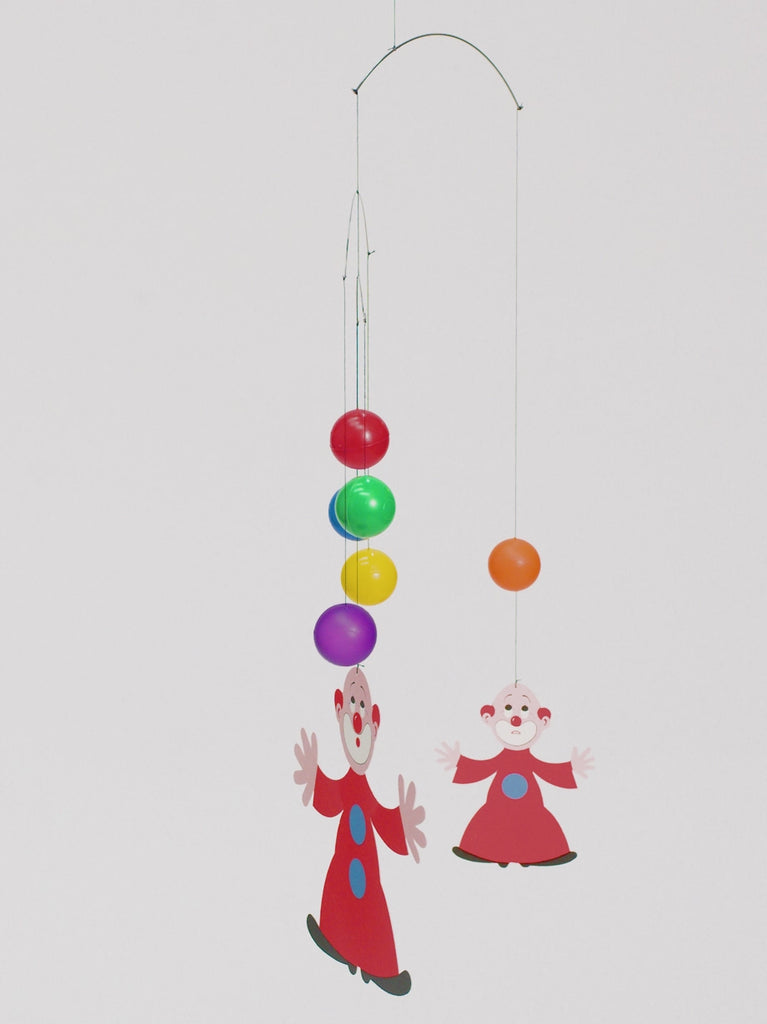 Flensted Hanging Art（フレンステッド・ハンギングアート）は、1954年にデンマークで誕生した北欧モビールの老舗ブランドです。創業者クリスチャン・フレンステッドと妻グレーテが自宅で最初のモビールを作ったことから始まり、現在も家族経営のもと、すべて手作業で丁寧に製作されています。風や空気の流れで繊細に揺れるモビールは、リビングや寝室、子供部屋、玄関、オフィスなど、さまざまな空間に静けさと調和をもたらします。北欧インテリアやモダンアートと調和するシンプルで洗練されたデザインは、出産祝いや引越し祝い、誕生日などのギフトにも最適。2024年にはブランド名を「Flensted mobiles」から「Flensted Hanging Art」へ刷新し、アート性とハンドメイドの温もりをそのままに、より現代的な世界観を発信しています。癒しの空間演出を求める方におすすめのインテリアアートです。