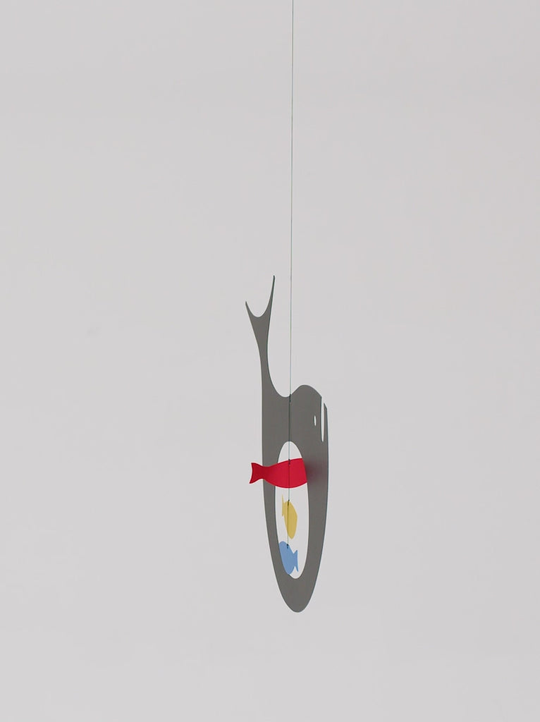 Flensted Hanging Art（フレンステッド・ハンギングアート）は、1954年にデンマークで誕生した北欧モビールの老舗ブランドです。創業者クリスチャン・フレンステッドと妻グレーテが自宅で最初のモビールを作ったことから始まり、現在も家族経営のもと、すべて手作業で丁寧に製作されています。風や空気の流れで繊細に揺れるモビールは、リビングや寝室、子供部屋、玄関、オフィスなど、さまざまな空間に静けさと調和をもたらします。北欧インテリアやモダンアートと調和するシンプルで洗練されたデザインは、出産祝いや引越し祝い、誕生日などのギフトにも最適。2024年にはブランド名を「Flensted mobiles」から「Flensted Hanging Art」へ刷新し、アート性とハンドメイドの温もりをそのままに、より現代的な世界観を発信しています。癒しの空間演出を求める方におすすめのインテリアアートです。