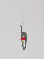 Flensted Hanging Art（フレンステッド・ハンギングアート）は、1954年にデンマークで誕生した北欧モビールの老舗ブランドです。創業者クリスチャン・フレンステッドと妻グレーテが自宅で最初のモビールを作ったことから始まり、現在も家族経営のもと、すべて手作業で丁寧に製作されています。風や空気の流れで繊細に揺れるモビールは、リビングや寝室、子供部屋、玄関、オフィスなど、さまざまな空間に静けさと調和をもたらします。北欧インテリアやモダンアートと調和するシンプルで洗練されたデザインは、出産祝いや引越し祝い、誕生日などのギフトにも最適。2024年にはブランド名を「Flensted mobiles」から「Flensted Hanging Art」へ刷新し、アート性とハンドメイドの温もりをそのままに、より現代的な世界観を発信しています。癒しの空間演出を求める方におすすめのインテリアアートです。