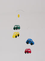 Flensted Hanging Art（フレンステッド・ハンギングアート）は、1954年にデンマークで誕生した北欧モビールの老舗ブランドです。創業者クリスチャン・フレンステッドと妻グレーテが自宅で最初のモビールを作ったことから始まり、現在も家族経営のもと、すべて手作業で丁寧に製作されています。風や空気の流れで繊細に揺れるモビールは、リビングや寝室、子供部屋、玄関、オフィスなど、さまざまな空間に静けさと調和をもたらします。北欧インテリアやモダンアートと調和するシンプルで洗練されたデザインは、出産祝いや引越し祝い、誕生日などのギフトにも最適。2024年にはブランド名を「Flensted mobiles」から「Flensted Hanging Art」へ刷新し、アート性とハンドメイドの温もりをそのままに、より現代的な世界観を発信しています。癒しの空間演出を求める方におすすめのインテリアアートです。