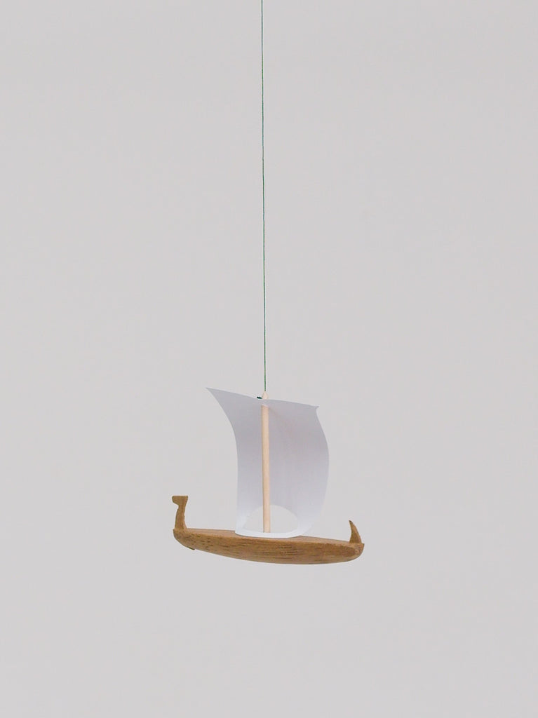 Flensted Hanging Art（フレンステッド・ハンギングアート）は、1954年にデンマークで誕生した北欧モビールの老舗ブランドです。創業者クリスチャン・フレンステッドと妻グレーテが自宅で最初のモビールを作ったことから始まり、現在も家族経営のもと、すべて手作業で丁寧に製作されています。風や空気の流れで繊細に揺れるモビールは、リビングや寝室、子供部屋、玄関、オフィスなど、さまざまな空間に静けさと調和をもたらします。北欧インテリアやモダンアートと調和するシンプルで洗練されたデザインは、出産祝いや引越し祝い、誕生日などのギフトにも最適。2024年にはブランド名を「Flensted mobiles」から「Flensted Hanging Art」へ刷新し、アート性とハンドメイドの温もりをそのままに、より現代的な世界観を発信しています。癒しの空間演出を求める方におすすめのインテリアアートです。