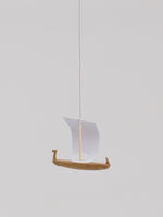 Flensted Hanging Art（フレンステッド・ハンギングアート）は、1954年にデンマークで誕生した北欧モビールの老舗ブランドです。創業者クリスチャン・フレンステッドと妻グレーテが自宅で最初のモビールを作ったことから始まり、現在も家族経営のもと、すべて手作業で丁寧に製作されています。風や空気の流れで繊細に揺れるモビールは、リビングや寝室、子供部屋、玄関、オフィスなど、さまざまな空間に静けさと調和をもたらします。北欧インテリアやモダンアートと調和するシンプルで洗練されたデザインは、出産祝いや引越し祝い、誕生日などのギフトにも最適。2024年にはブランド名を「Flensted mobiles」から「Flensted Hanging Art」へ刷新し、アート性とハンドメイドの温もりをそのままに、より現代的な世界観を発信しています。癒しの空間演出を求める方におすすめのインテリアアートです。