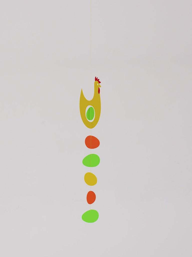 Flensted Hanging Art（フレンステッド・ハンギングアート）は、1954年にデンマークで誕生した北欧モビールの老舗ブランドです。創業者クリスチャン・フレンステッドと妻グレーテが自宅で最初のモビールを作ったことから始まり、現在も家族経営のもと、すべて手作業で丁寧に製作されています。風や空気の流れで繊細に揺れるモビールは、リビングや寝室、子供部屋、玄関、オフィスなど、さまざまな空間に静けさと調和をもたらします。北欧インテリアやモダンアートと調和するシンプルで洗練されたデザインは、出産祝いや引越し祝い、誕生日などのギフトにも最適。2024年にはブランド名を「Flensted mobiles」から「Flensted Hanging Art」へ刷新し、アート性とハンドメイドの温もりをそのままに、より現代的な世界観を発信しています。癒しの空間演出を求める方におすすめのインテリアアートです。