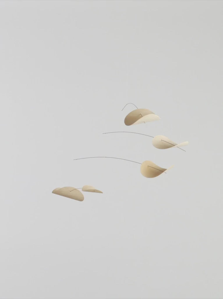 Flensted Hanging Art（フレンステッド・ハンギングアート）は、1954年にデンマークで誕生した北欧モビールの老舗ブランドです。創業者クリスチャン・フレンステッドと妻グレーテが自宅で最初のモビールを作ったことから始まり、現在も家族経営のもと、すべて手作業で丁寧に製作されています。風や空気の流れで繊細に揺れるモビールは、リビングや寝室、子供部屋、玄関、オフィスなど、さまざまな空間に静けさと調和をもたらします。北欧インテリアやモダンアートと調和するシンプルで洗練されたデザインは、出産祝いや引越し祝い、誕生日などのギフトにも最適。2024年にはブランド名を「Flensted mobiles」から「Flensted Hanging Art」へ刷新し、アート性とハンドメイドの温もりをそのままに、より現代的な世界観を発信しています。癒しの空間演出を求める方におすすめのインテリアアートです。