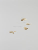 Flensted Hanging Art（フレンステッド・ハンギングアート）は、1954年にデンマークで誕生した北欧モビールの老舗ブランドです。創業者クリスチャン・フレンステッドと妻グレーテが自宅で最初のモビールを作ったことから始まり、現在も家族経営のもと、すべて手作業で丁寧に製作されています。風や空気の流れで繊細に揺れるモビールは、リビングや寝室、子供部屋、玄関、オフィスなど、さまざまな空間に静けさと調和をもたらします。北欧インテリアやモダンアートと調和するシンプルで洗練されたデザインは、出産祝いや引越し祝い、誕生日などのギフトにも最適。2024年にはブランド名を「Flensted mobiles」から「Flensted Hanging Art」へ刷新し、アート性とハンドメイドの温もりをそのままに、より現代的な世界観を発信しています。癒しの空間演出を求める方におすすめのインテリアアートです。