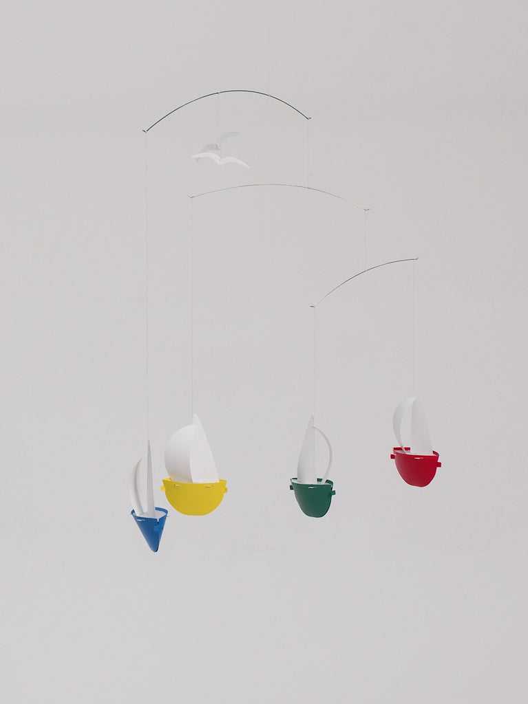 Flensted Hanging Art（フレンステッド・ハンギングアート）は、1954年にデンマークで誕生した北欧モビールの老舗ブランドです。創業者クリスチャン・フレンステッドと妻グレーテが自宅で最初のモビールを作ったことから始まり、現在も家族経営のもと、すべて手作業で丁寧に製作されています。風や空気の流れで繊細に揺れるモビールは、リビングや寝室、子供部屋、玄関、オフィスなど、さまざまな空間に静けさと調和をもたらします。北欧インテリアやモダンアートと調和するシンプルで洗練されたデザインは、出産祝いや引越し祝い、誕生日などのギフトにも最適。2024年にはブランド名を「Flensted mobiles」から「Flensted Hanging Art」へ刷新し、アート性とハンドメイドの温もりをそのままに、より現代的な世界観を発信しています。癒しの空間演出を求める方におすすめのインテリアアートです。