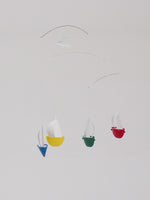 Flensted Hanging Art（フレンステッド・ハンギングアート）は、1954年にデンマークで誕生した北欧モビールの老舗ブランドです。創業者クリスチャン・フレンステッドと妻グレーテが自宅で最初のモビールを作ったことから始まり、現在も家族経営のもと、すべて手作業で丁寧に製作されています。風や空気の流れで繊細に揺れるモビールは、リビングや寝室、子供部屋、玄関、オフィスなど、さまざまな空間に静けさと調和をもたらします。北欧インテリアやモダンアートと調和するシンプルで洗練されたデザインは、出産祝いや引越し祝い、誕生日などのギフトにも最適。2024年にはブランド名を「Flensted mobiles」から「Flensted Hanging Art」へ刷新し、アート性とハンドメイドの温もりをそのままに、より現代的な世界観を発信しています。癒しの空間演出を求める方におすすめのインテリアアートです。