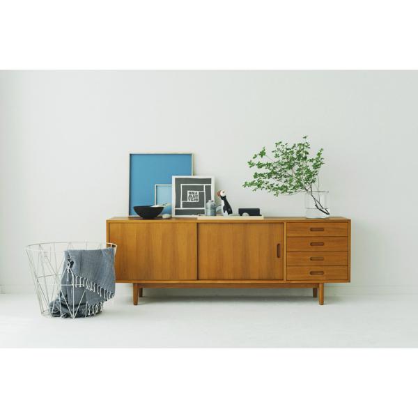 北欧モダンスタイルのサイドボードです。TVボードはシンメトリーなタイプが多いですが、こちらのお品は引出しを右側に集中させたアシンメトリーなデザイン。お部屋を個性的かつおしゃれに演出します。素材は全てチーク材。突き板、無垢材を耐久性、機能性を考えて使い分けています。突き板は全て両面張り。通常安価なベニヤ板などが用いられる背面にも、チーク天然木の突き板を贅沢に使用しています。天然木は美しい暖かな風合いの木目が心地よさを演出します。収納部も多くサイドボードとして、またＡＶボードとしても使い勝手が大変良いお品です。