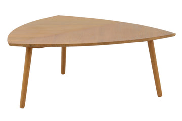 天板が葉っぱのデザインになっているセンターテーブル。比較的広めのリビングに置かれたソファの前に無造作に置くようなスタイルに向いています。日本では主に奥行のない長方形のセンターテーブルを直線的に配置するのが主流ですが、北欧やヨーロッパではこのような奥行があるような丸いタイプのセンターテーブルをリビングに使うことが良くあります。全体的にソファの空間が柔らかくなり、開放的なリビングを演出できます。素材は天板も全て無垢材を使いました。長く使えることはもちろん、経年変化も楽しみな商品です。