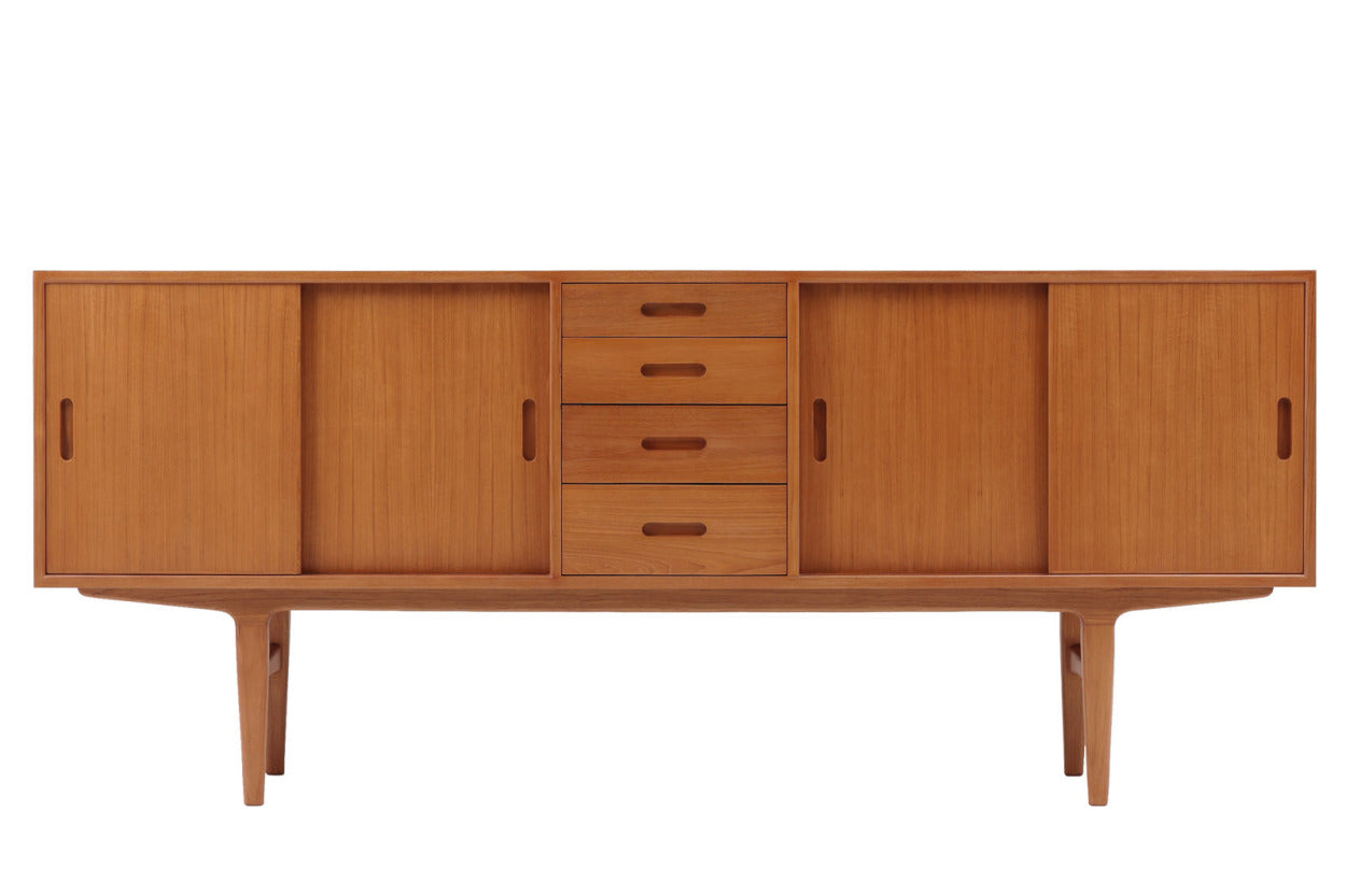 北欧モダンスタイルの大型のサイドボードです。中央の引出４段は下にいくほど深めで収納力と便利さを兼ね備えた設計です。両サイドの扉内の収納部も大きく設計されており、また棚板を外すことで大きな本なども収納できます。通常大型のテレビボードなどを設置すると部屋に圧迫感がでてしまいますがこちらの品は脚を長めにすることでお部屋に圧迫感を与えにくいデザインになっています。