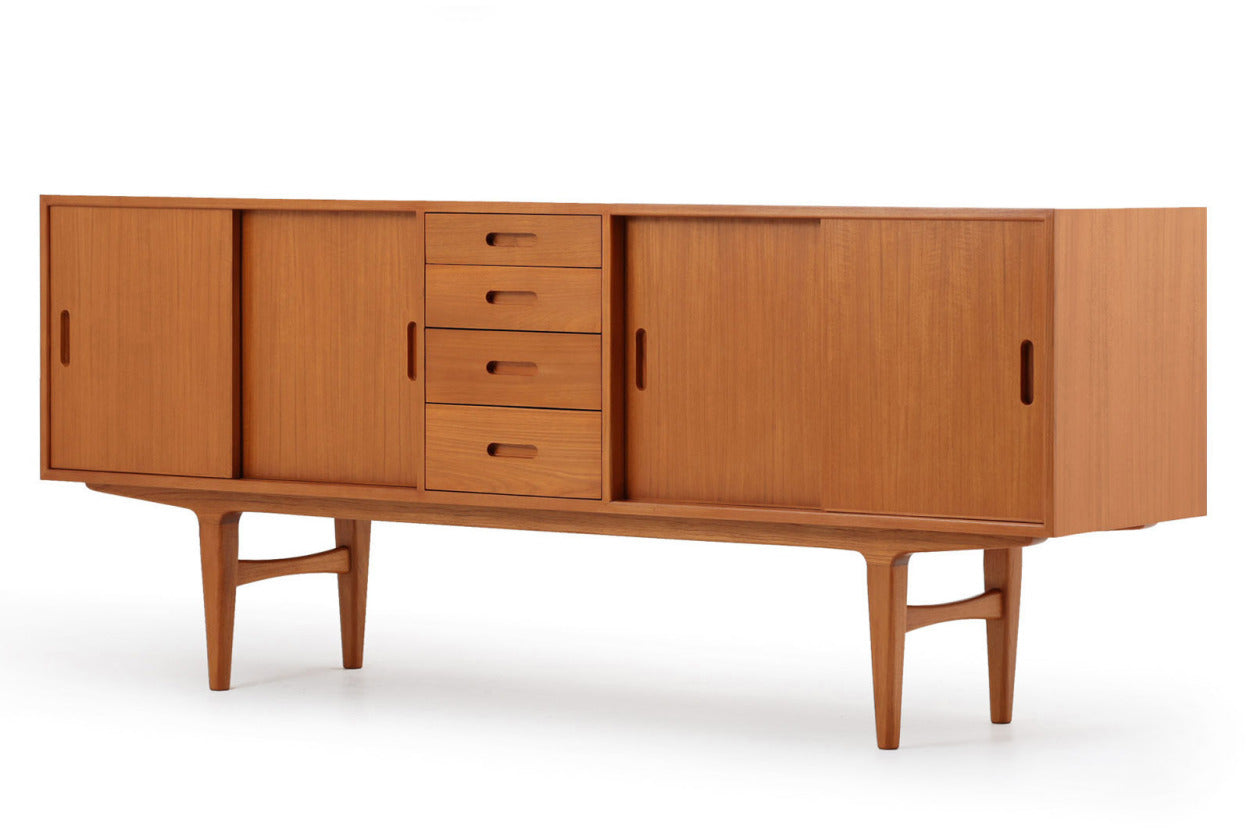 北欧モダンスタイルの大型のサイドボードです。中央の引出４段は下にいくほど深めで収納力と便利さを兼ね備えた設計です。両サイドの扉内の収納部も大きく設計されており、また棚板を外すことで大きな本なども収納できます。通常大型のテレビボードなどを設置すると部屋に圧迫感がでてしまいますがこちらの品は脚を長めにすることでお部屋に圧迫感を与えにくいデザインになっています。