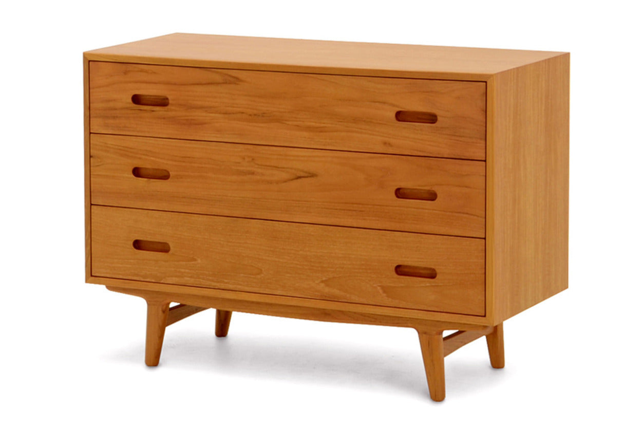 脚がハの字にデザインされたおしゃれなチェストです。3段タイプにしては少し大きめですが、その分十分な収納力があります。木材はチーク材を使用、全面や背面はなどには通常よりも厚めの無垢材をジョイントして、丸みの出るよう削りだしています。これにより丁度いい重量感を演出しています。また、脚部も丁寧に削りだしており、こちらもやわらかい印象を与えてくれるよう仕上げています。手触りなども非常によく高級感があります。