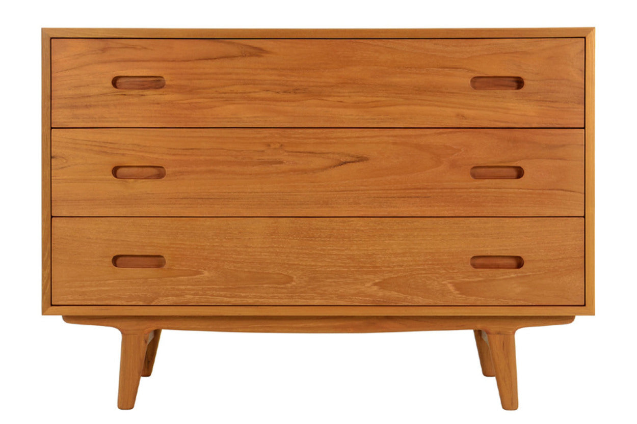 脚がハの字にデザインされたおしゃれなチェストです。3段タイプにしては少し大きめですが、その分十分な収納力があります。木材はチーク材を使用、全面や背面はなどには通常よりも厚めの無垢材をジョイントして、丸みの出るよう削りだしています。これにより丁度いい重量感を演出しています。また、脚部も丁寧に削りだしており、こちらもやわらかい印象を与えてくれるよう仕上げています。手触りなども非常によく高級感があります。