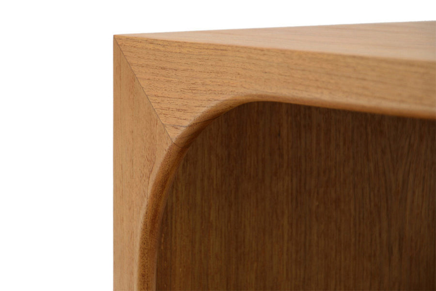 チーク材天然木を使用したスタックシェルフです。縦横高さの異なるシェルフを重ねて好みの棚を作ることができます。1点でもサイドテーブルや小物棚としても使用できます。前面、背面の区別はなく両面にチーク無垢材を削りだした縁がつきます。