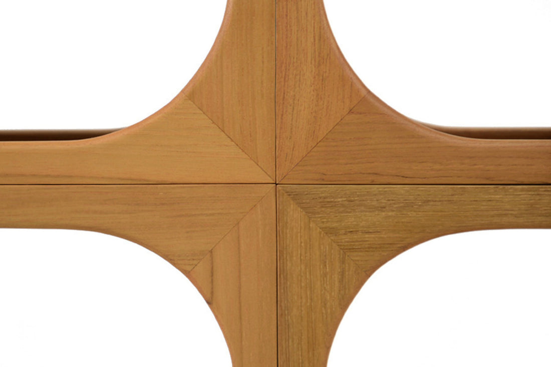 チーク材天然木を使用したスタックシェルフです。縦横高さの異なるシェルフを重ねて好みの棚を作ることができます。1点でもサイドテーブルや小物棚としても使用できます。前面、背面の区別はなく両面にチーク無垢材を削りだした縁がつきます。
