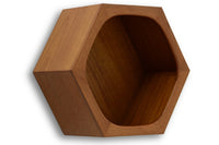 チーク材天然木のウォールシェルフです。六角形型になっていて、複数美しく連結が可能です。収納部はやはり綺麗な四角形には劣りますが、その分それ自体がウォールデコレーションとして機能します。