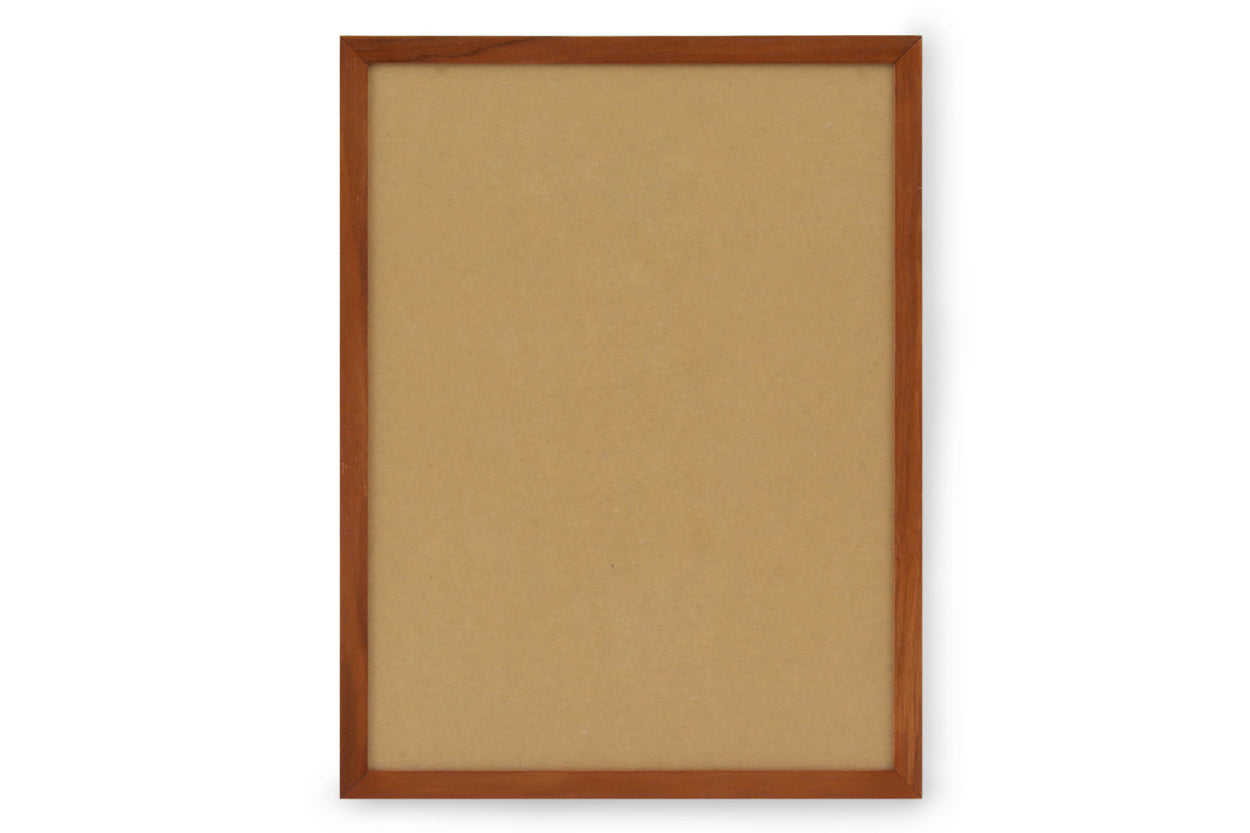 良質なチーク無垢材を使用したポスターフレームです。こちらはストレートタイプのスッキリしたデザインで、どんなデザインのポスターにもフィットしそう。北欧ビンテージ家具やインテリアにも相性が良さそうです。