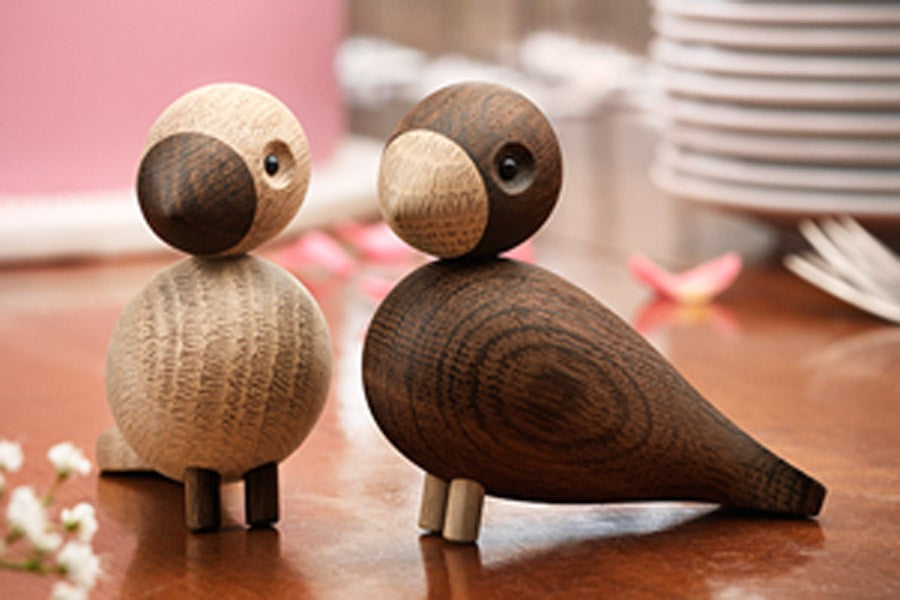 モチーフとなったTurtlebirds(コキジバト)は、生涯、同じつがいで連れ添う仲睦まじい鳥。愛と結婚の誓いの象徴としても知られています。“LoveBird”は、結婚式や夫婦やカップルの記念日など、心が温まるお祝い事のギフトとしても最適です。