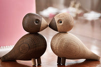 モチーフとなったTurtlebirds(コキジバト)は、生涯、同じつがいで連れ添う仲睦まじい鳥。愛と結婚の誓いの象徴としても知られています。“LoveBird”は、結婚式や夫婦やカップルの記念日など、心が温まるお祝い事のギフトとしても最適です。