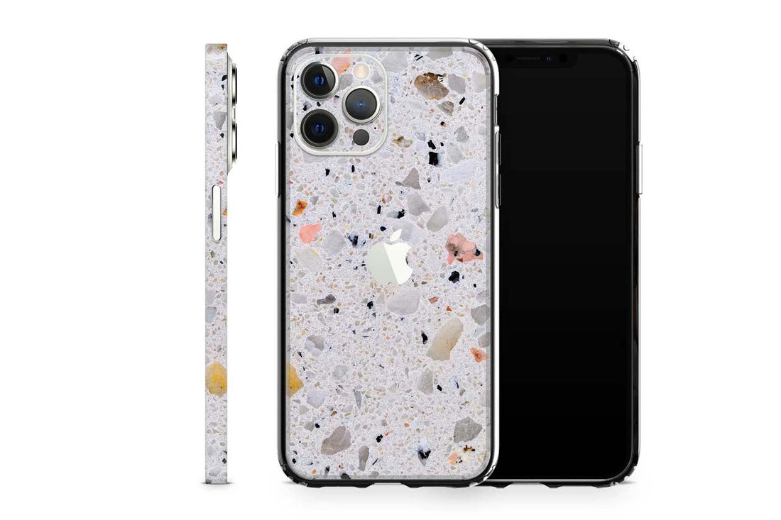 UNIQFINDは、スマートフォンなどのスキンシールやハードケースをデザインしているカナダのブランドです。製品は主にApple社製の製品に特化しており、iphoneやipadなどのスマートデバイスに加え、macbookなども、それぞれ各モデルの専用品を開発しています。その非常にスタイリッシュでクールな世界観は、おしゃれな人々に認知されることとなり、今ではインスタグラムやSNSで人気が世界中に広がっています。今では似たようなデザインのコピー品が多く出回るようになりましたが、UNIQFINDの製品は全てが専用設計、素材や印刷はもちろんカット加工部のデザインも非常に美しく仕上がっています。