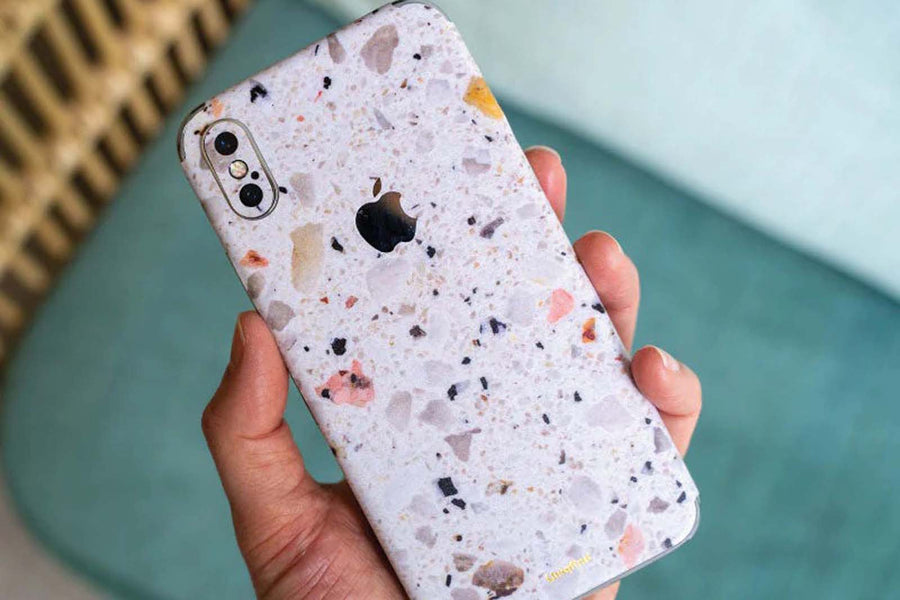 UNIQFINDは、スマートフォンなどのスキンシールやハードケースをデザインしているカナダのブランドです。製品は主にApple社製の製品に特化しており、iphoneやipadなどのスマートデバイスに加え、macbookなども、それぞれ各モデルの専用品を開発しています。その非常にスタイリッシュでクールな世界観は、おしゃれな人々に認知されることとなり、今ではインスタグラムやSNSで人気が世界中に広がっています。今では似たようなデザインのコピー品が多く出回るようになりましたが、UNIQFINDの製品は全てが専用設計、素材や印刷はもちろんカット加工部のデザインも非常に美しく仕上がっています。
