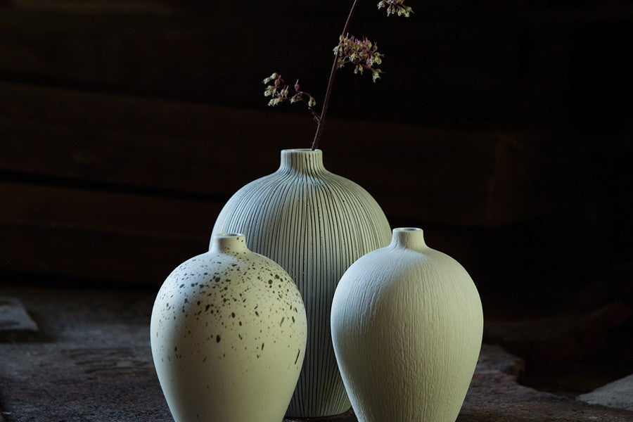 LINDFORM（リンドフォーム）はスウェーデンの陶器メーカーです。有機的なデザインと色のハンドメイドセラミックが彼らリンドフォーム製品の特徴です。また、北欧と日本の文化からインスピレーションを受けたとされており、北欧のシンプルなデザインと日本の静けさ、雰囲気が見事に調和しています。