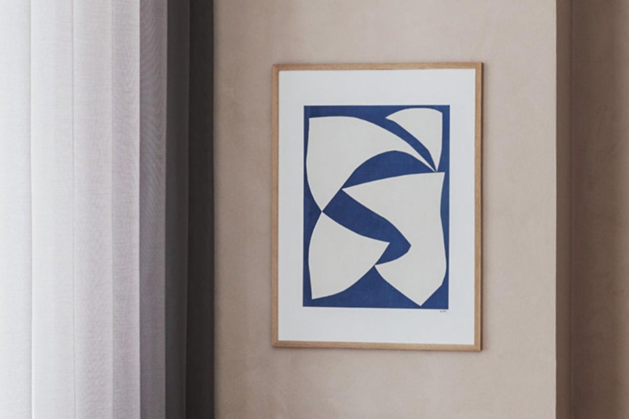 The Poster Club（ポスタークラブ）は、デンマーク・コペンハーゲンを拠点とするオンラインショップで、北欧デザインの高品質なポスターやアートプリントを専門に取り扱っています。新進気鋭の若手アーティストから世界的に活躍する作家まで、多彩なラインナップが魅力。北欧のライフスタイル、ファッション、インテリアデザインのトレンドを取り入れたミニマルで洗練された作品は、シンプルで上質な空間に自然と溶け込みます。ナチュラルインテリアや韓国風の部屋づくり、和モダンテイストにも調和し、アートを取り入れた暮らしを提案。世界中のインテリア雑誌やデザインメディアにも多数掲載されており、感度の高いユーザーからも厚い信頼を集めています。The Poster Clubは、アートプリントを通して日常に美とインスピレーションを届ける、北欧インテリア好きにおすすめのブランドです。
