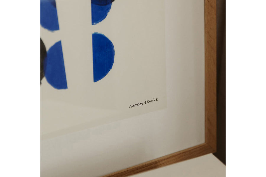 The Poster Club（ポスタークラブ）は、デンマーク・コペンハーゲンを拠点とするオンラインショップで、北欧デザインの高品質なポスターやアートプリントを専門に取り扱っています。新進気鋭の若手アーティストから世界的に活躍する作家まで、多彩なラインナップが魅力。北欧のライフスタイル、ファッション、インテリアデザインのトレンドを取り入れたミニマルで洗練された作品は、シンプルで上質な空間に自然と溶け込みます。ナチュラルインテリアや韓国風の部屋づくり、和モダンテイストにも調和し、アートを取り入れた暮らしを提案。世界中のインテリア雑誌やデザインメディアにも多数掲載されており、感度の高いユーザーからも厚い信頼を集めています。The Poster Clubは、アートプリントを通して日常に美とインスピレーションを届ける、北欧インテリア好きにおすすめのブランドです。