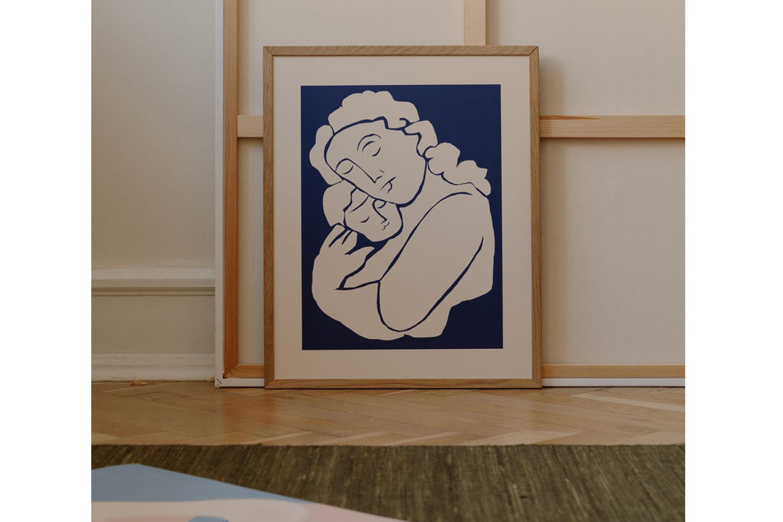 The Poster Club（ポスタークラブ）は、デンマーク・コペンハーゲンを拠点とするオンラインショップで、北欧デザインの高品質なポスターやアートプリントを専門に取り扱っています。新進気鋭の若手アーティストから世界的に活躍する作家まで、多彩なラインナップが魅力。北欧のライフスタイル、ファッション、インテリアデザインのトレンドを取り入れたミニマルで洗練された作品は、シンプルで上質な空間に自然と溶け込みます。ナチュラルインテリアや韓国風の部屋づくり、和モダンテイストにも調和し、アートを取り入れた暮らしを提案。世界中のインテリア雑誌やデザインメディアにも多数掲載されており、感度の高いユーザーからも厚い信頼を集めています。The Poster Clubは、アートプリントを通して日常に美とインスピレーションを届ける、北欧インテリア好きにおすすめのブランドです。
