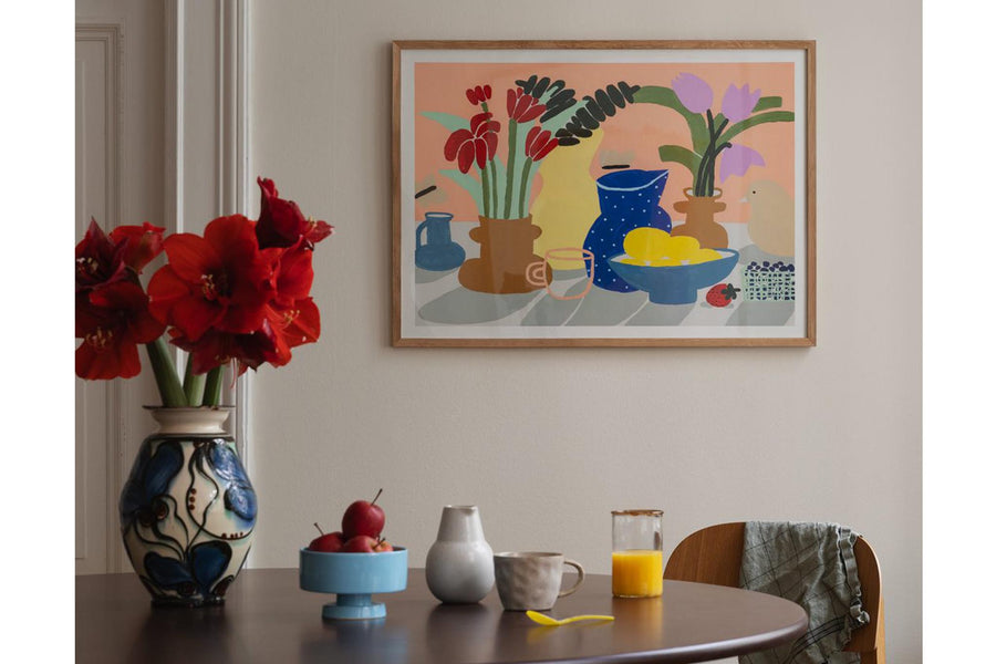 The Poster Club（ポスタークラブ）は、デンマーク・コペンハーゲンを拠点とするオンラインショップで、北欧デザインの高品質なポスターやアートプリントを専門に取り扱っています。新進気鋭の若手アーティストから世界的に活躍する作家まで、多彩なラインナップが魅力。北欧のライフスタイル、ファッション、インテリアデザインのトレンドを取り入れたミニマルで洗練された作品は、シンプルで上質な空間に自然と溶け込みます。ナチュラルインテリアや韓国風の部屋づくり、和モダンテイストにも調和し、アートを取り入れた暮らしを提案。世界中のインテリア雑誌やデザインメディアにも多数掲載されており、感度の高いユーザーからも厚い信頼を集めています。The Poster Clubは、アートプリントを通して日常に美とインスピレーションを届ける、北欧インテリア好きにおすすめのブランドです。
