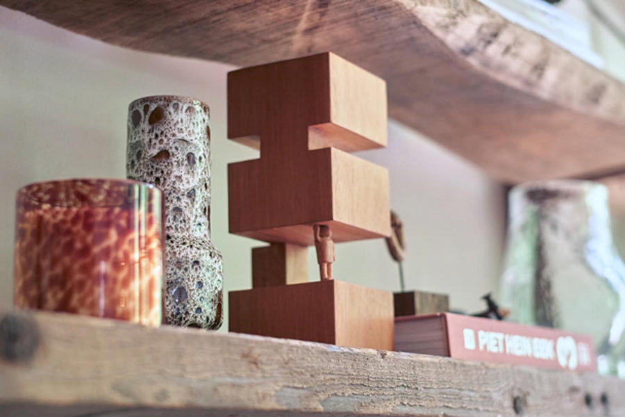 モダンなバウハウス建築デザインのようなオブジェ/置き物　高さ20cm