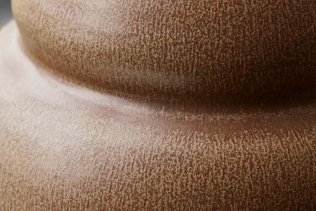 housedoctorはデンマークのブランドです。人々が独自の空間を創造するのを刺激し支援したいという願望に基づいて生まれました。ブランドの美学はスカンジナビアンの伝統のデザインに根付いており、そこにインダストリアルなどの要素や世界中からのインスピレーションを加えています。彼らの製品は素材や質感などの細部にこだわったユニークなものだと感じます。