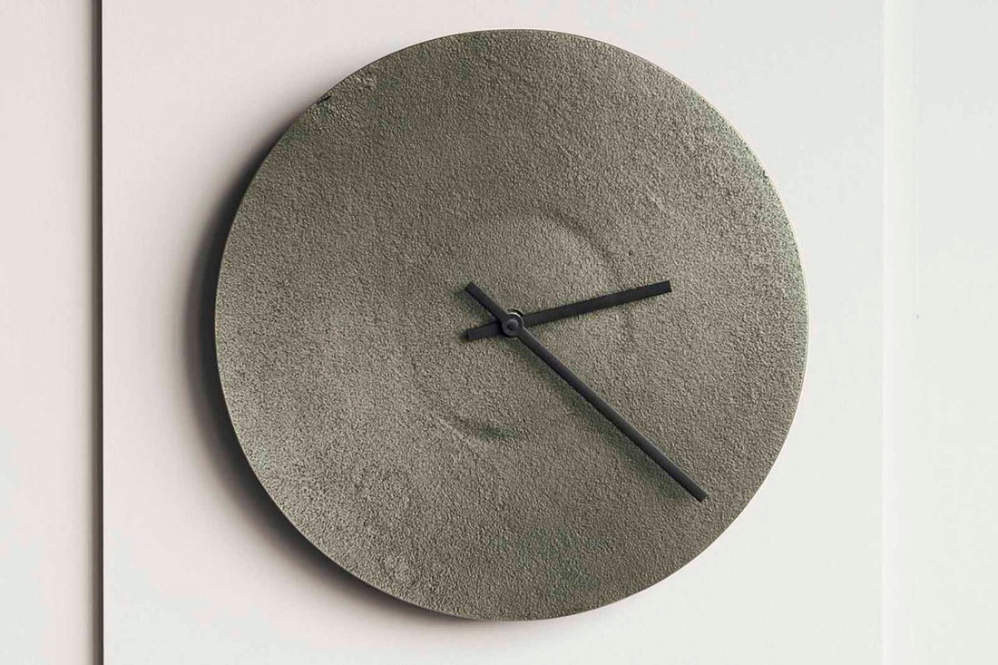 アルミニウム製　インダストリアルなウォールクロック/掛け時計　Thrissur　アンティークメタリック　直径30cm